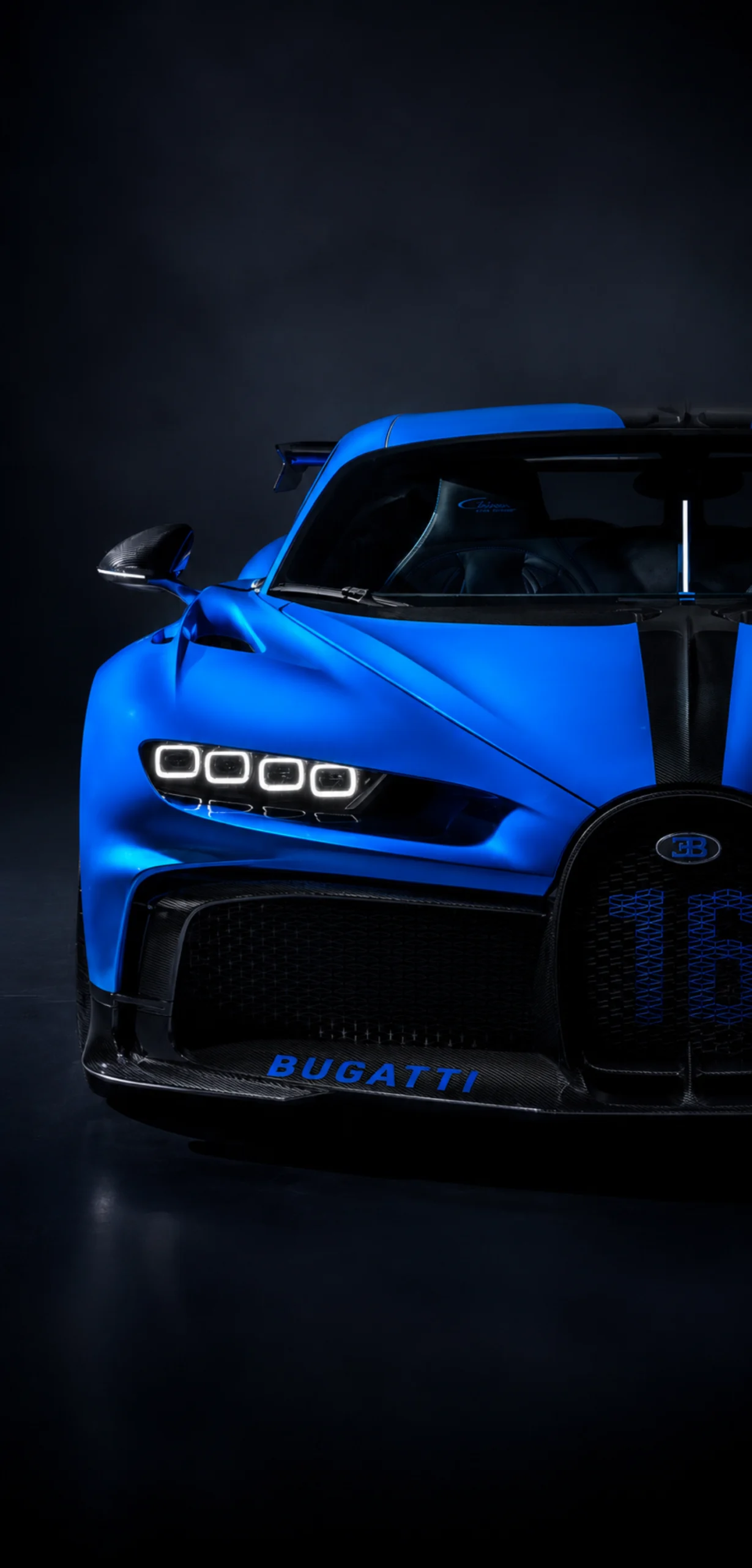 Frontansicht eines blauen Bugatti Chiron in dunkler Studio-Umgebung als vertikales Smartphone-Wallpaper.