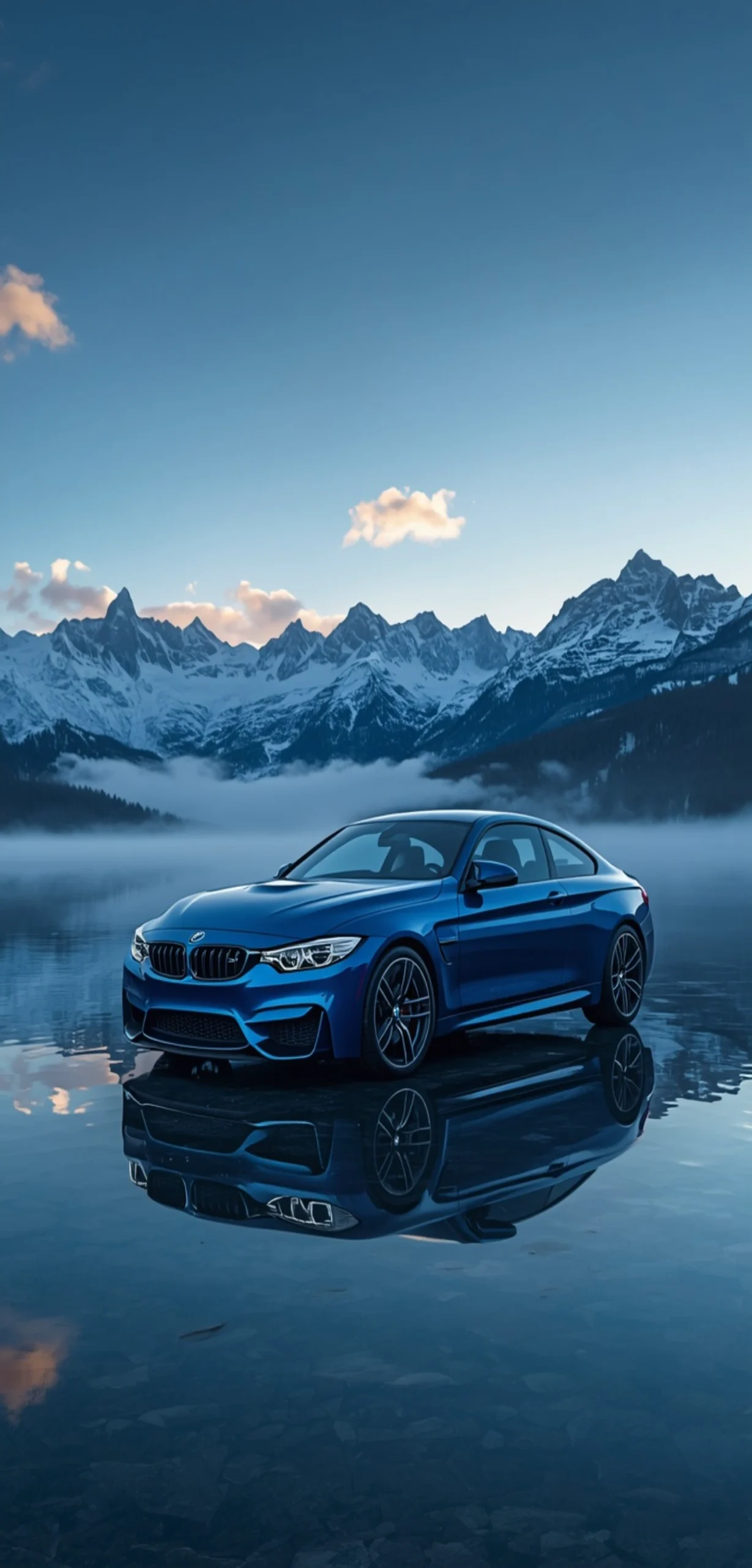 Blauer BMW M4 Coupé auf einer spiegelglatten Wasserfläche vor schneebedeckten Alpen bei Sonnenaufgang, realistisches 4K-Smartphone-Wallpaper.