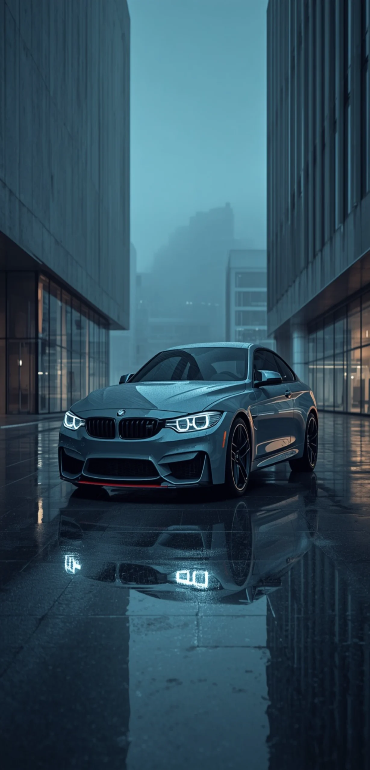 BMW M4 in Brooklyn Grey auf einem regennassen Platz zwischen modernen Gebäuden mit Spiegelungen auf dem Asphalt.