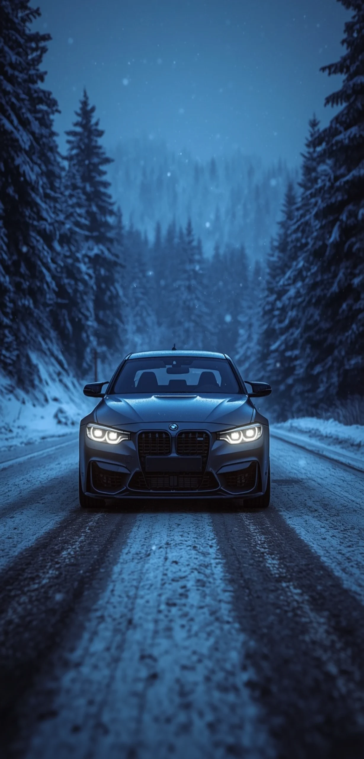 BMW M3 in Frozen Grey auf einer verschneiten Waldstraße bei Nacht mit leuchtenden LED-Scheinwerfern und leichtem Schneefall.