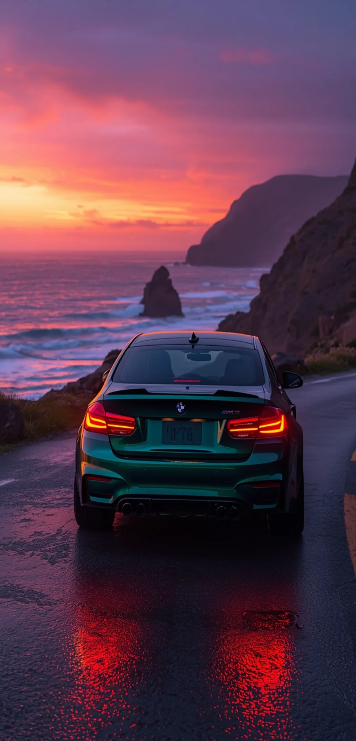 Grüner BMW M3 von hinten auf einer nassen Küstenstraße bei Sonnenuntergang mit leuchtenden Rücklichtern, dramatischen Klippen und Blick auf das Meer – vertikales Handy-Wallpaper.