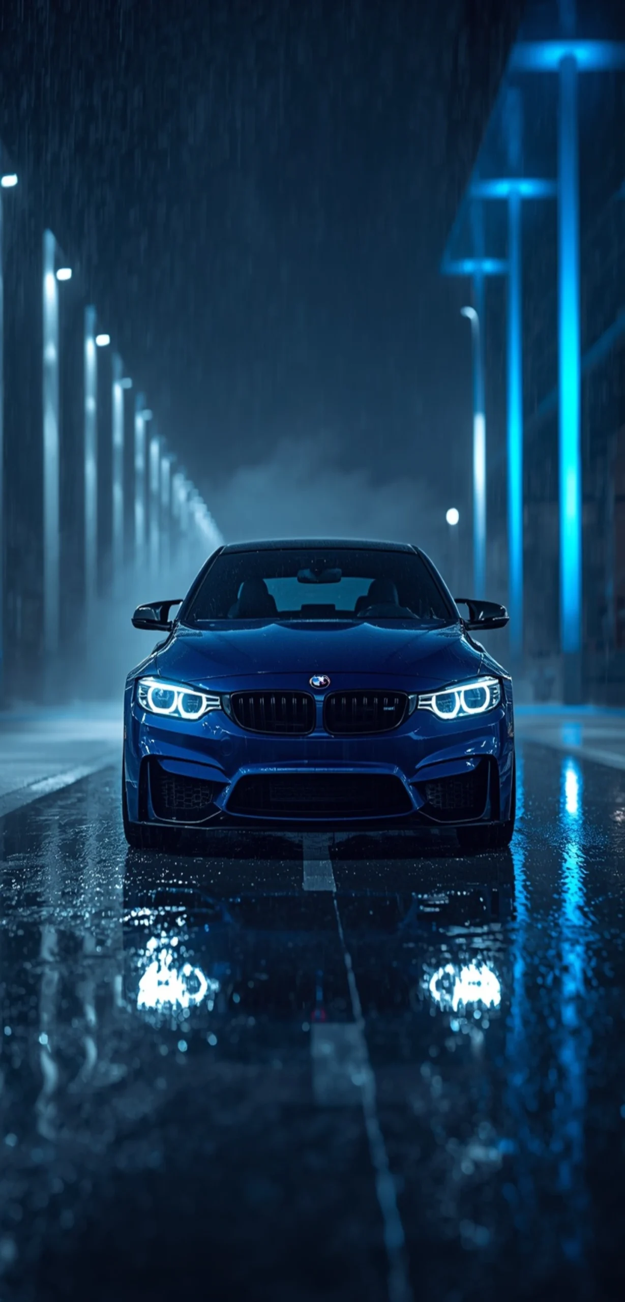 BMW M4 in Portimao Blue auf einer regennassen Straße bei Nacht mit leuchtenden LED-Scheinwerfern und Spiegelungen auf dem Asphalt.