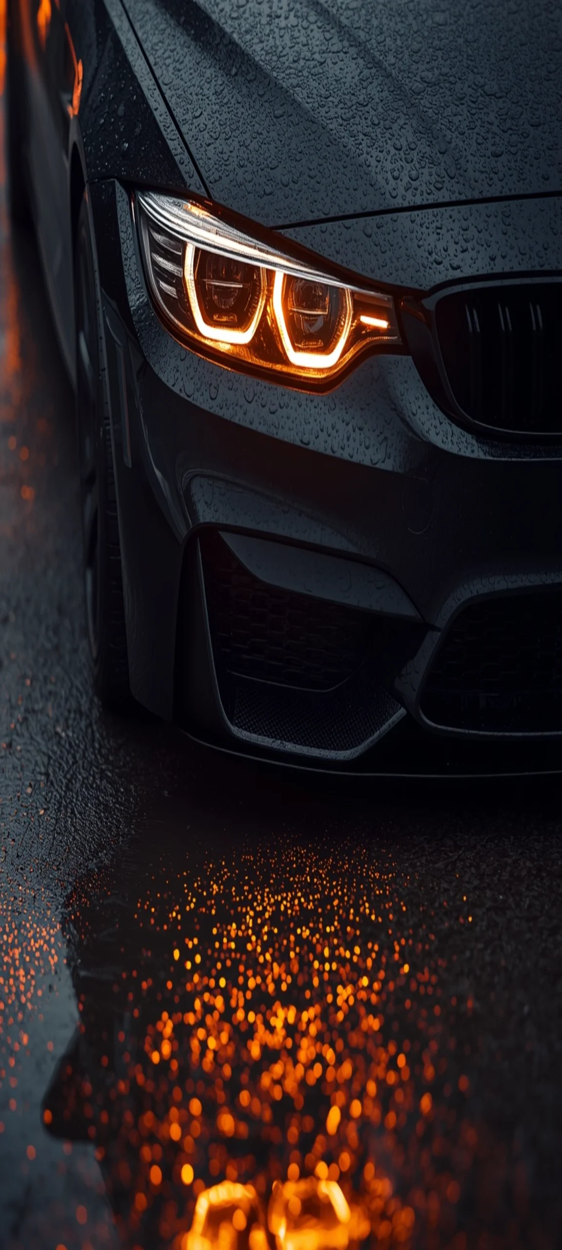 Nahaufnahme eines schwarzen BMW mit leuchtendem LED-Scheinwerfer und Regentropfen auf nasser Straße als 4K Smartphone Wallpaper.
