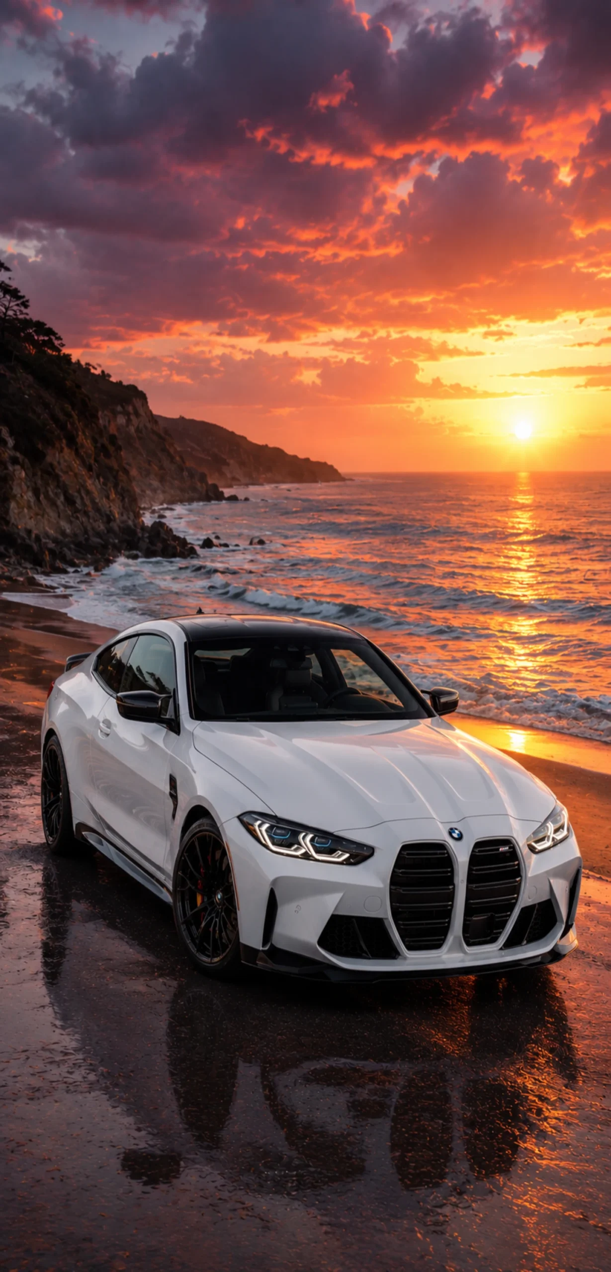 Weißes BMW M4 Coupé am Sandstrand bei Sonnenuntergang mit Meereskulisse im Hochformat.