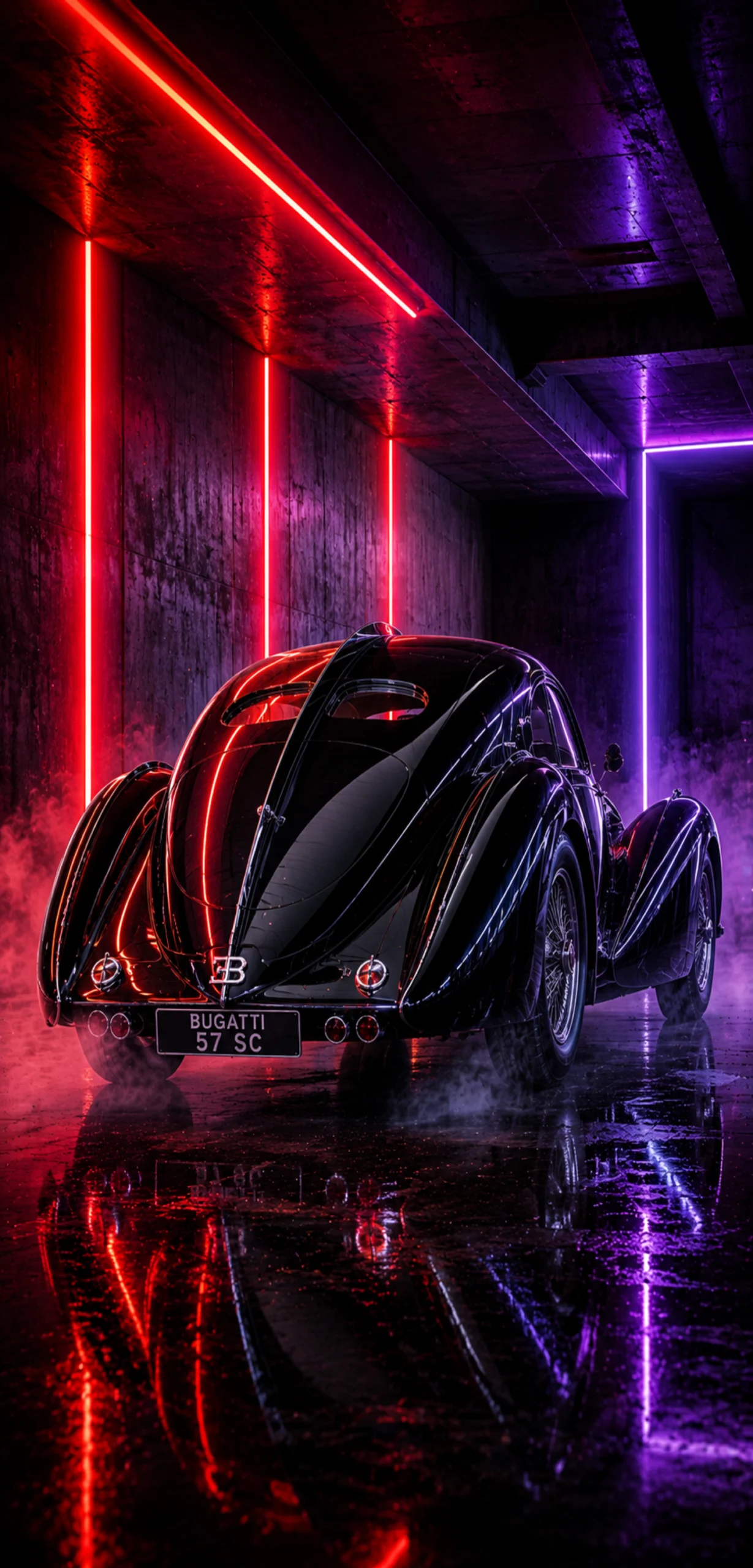 Schwarzer Bugatti Type 57 SC Atlantic von hinten in Neon-beleuchteter Tiefgarage