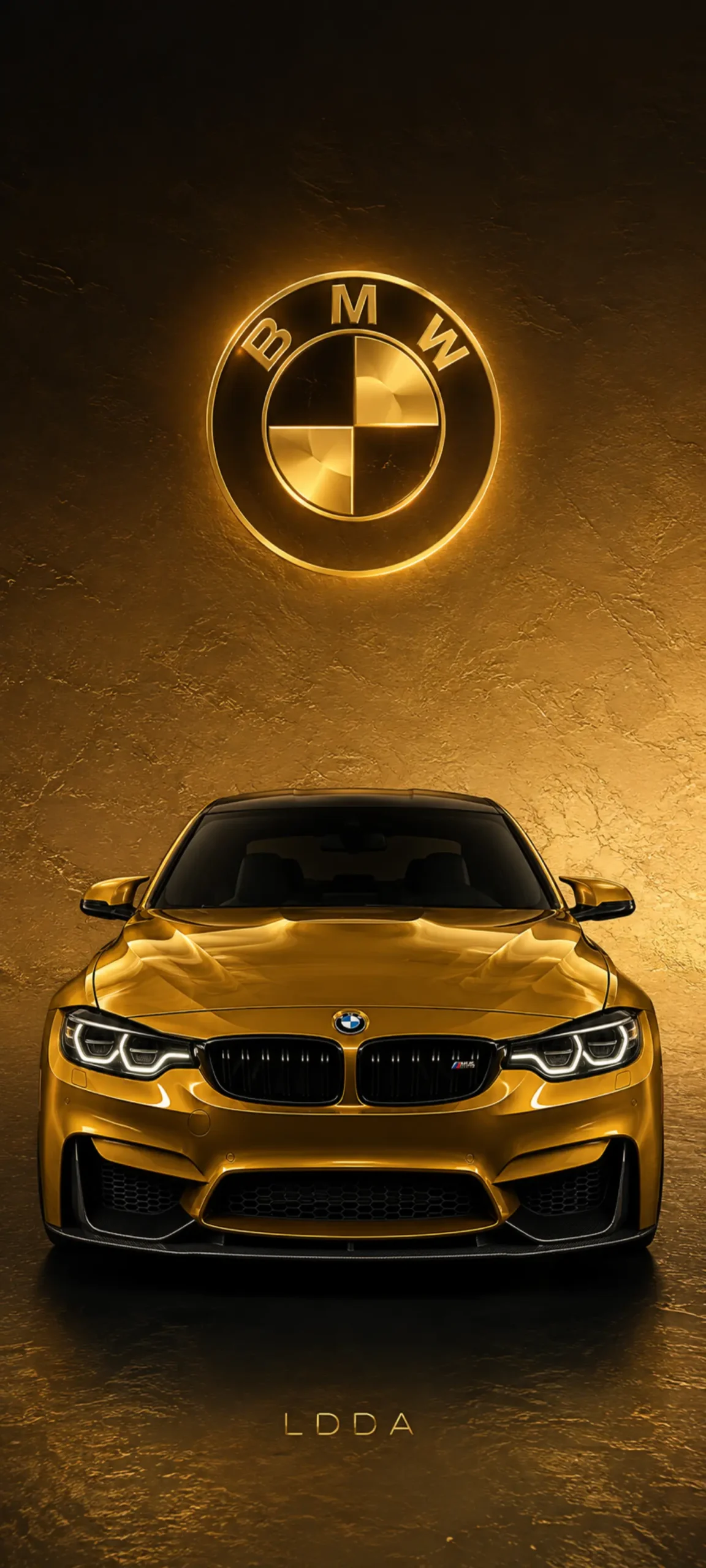 Goldener BMW M4 in Frontansicht mit leuchtendem BMW Logo auf luxuriösem goldenen Hintergrund als hochauflösendes 4K Handy Wallpaper.