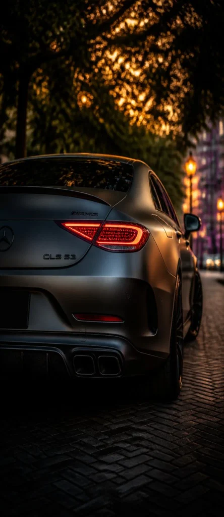 Lade dieses Mercedes-AMG CLS 53 Wallpaper in 4K für dein Smartphone herunter. Stilvoller Handy Hintergrund mit eleganter Heckansicht und atmosphärischer Abendstimmung.